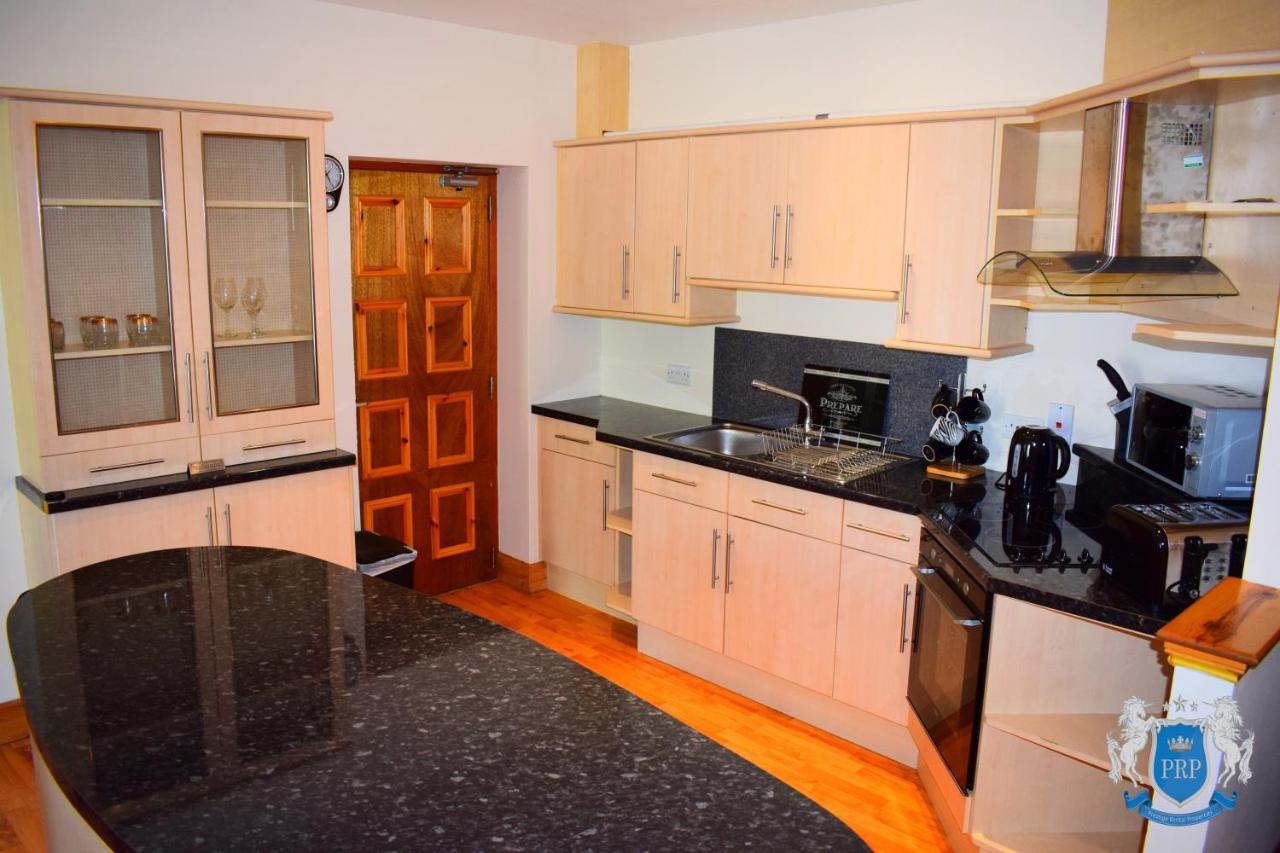 Two Bedroom Town Centre Apartment 엘긴 외부 사진